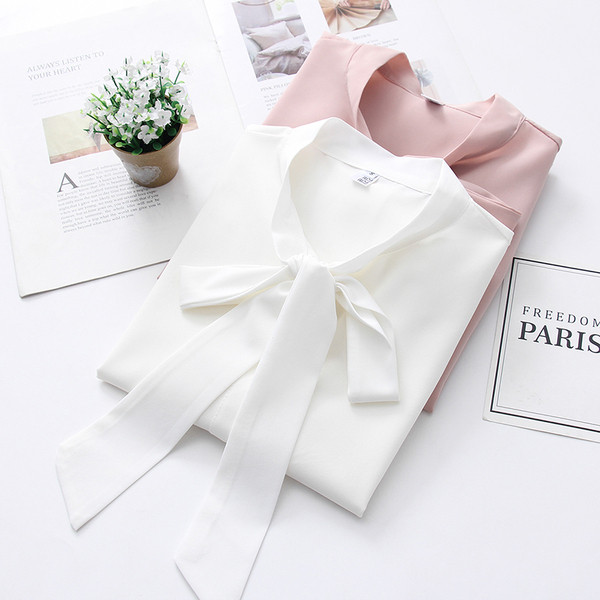 Stiilne naiste särk, mille krael on pael