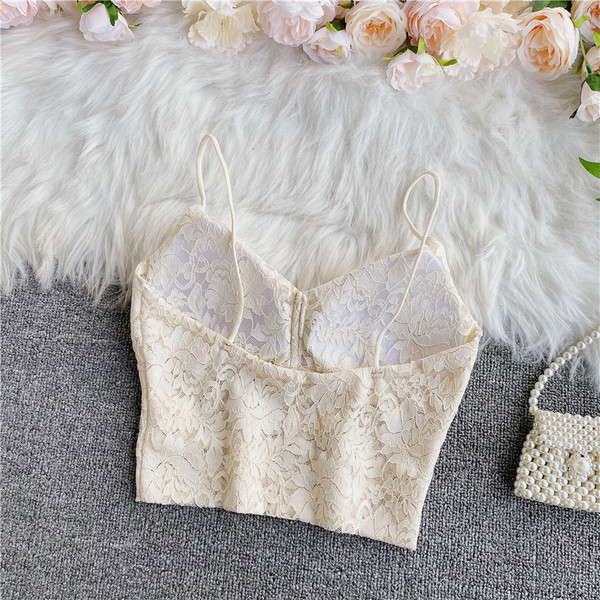 Ενημερωμένο γυναικείο μπουστάκι με κλασικό κολάρο και δαντέλα