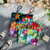 Modern női mellszobor virágmintával