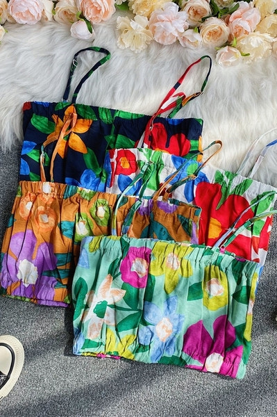 Modern női mellszobor virágmintával