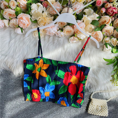 Modern női mellszobor virágmintával