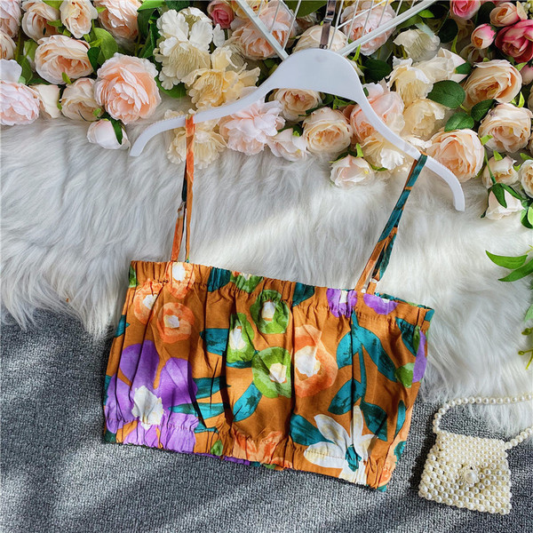 Modern női mellszobor virágmintával