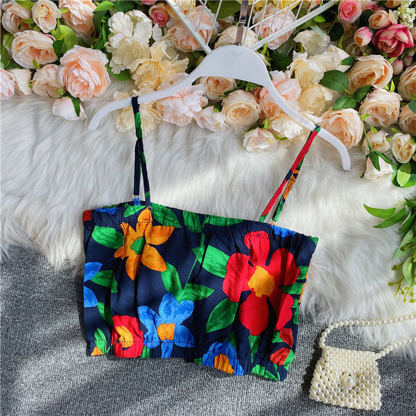 Modern női mellszobor virágmintával