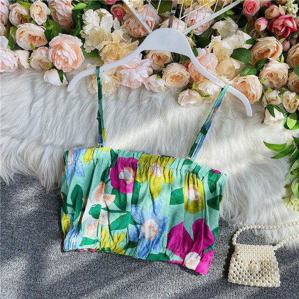 Modern női mellszobor virágmintával