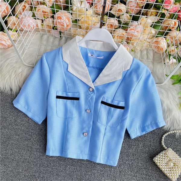 Női aktuális rövid ing klasszikus gallérral és zsebekkel