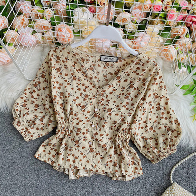 Μοντέρνο γυναικείο πουκάμισο με λαιμόκοψη και λουλουδάτο μοτίβο