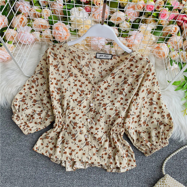 Μοντέρνο γυναικείο πουκάμισο με λαιμόκοψη και λουλουδάτο μοτίβο