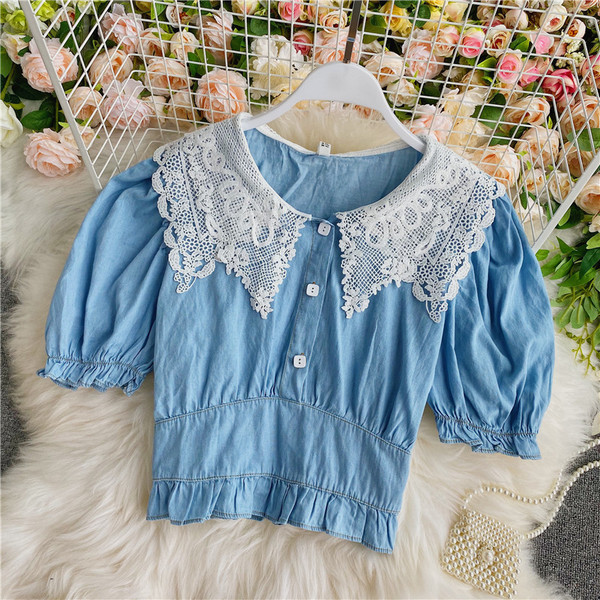 Praegune naiste lühike särk pitsi ja ovaalse kaelusega