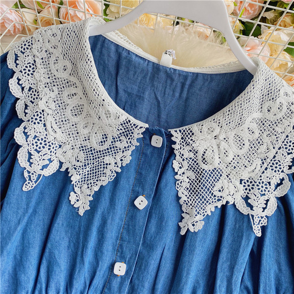 Praegune naiste lühike särk pitsi ja ovaalse kaelusega