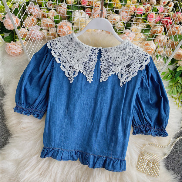 Praegune naiste lühike särk pitsi ja ovaalse kaelusega