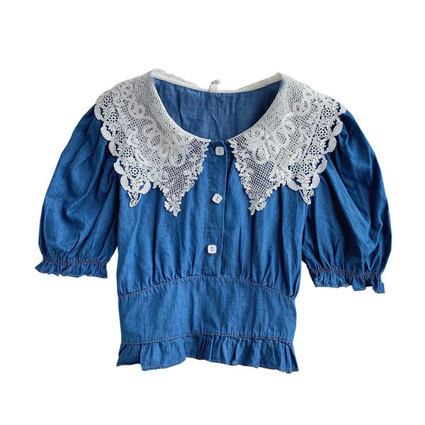 Praegune naiste lühike särk pitsi ja ovaalse kaelusega