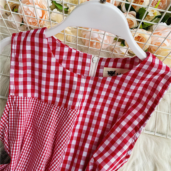 Női kockás felső aszimmetrikus modell ovális nyakkivágással