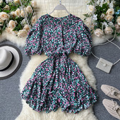 Naiste ovaalse dekoltee ja lillelise trükiga kombinesoon