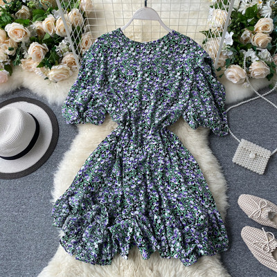 Naiste ovaalse dekoltee ja lillelise trükiga kombinesoon