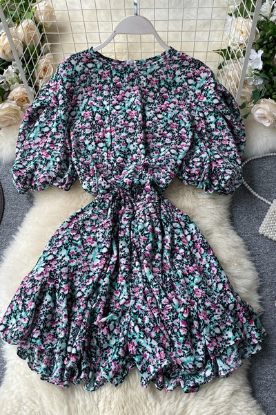 Naiste ovaalse dekoltee ja lillelise trükiga kombinesoon