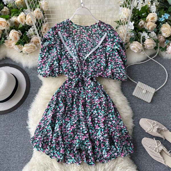 Naiste ovaalse dekoltee ja lillelise trükiga kombinesoon