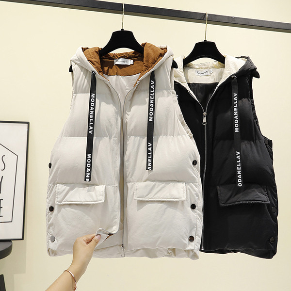 Hétköznapi női mellény kapucnival és nyakkendővel