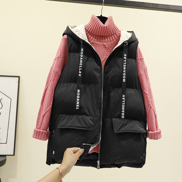 Hétköznapi női mellény kapucnival és nyakkendővel