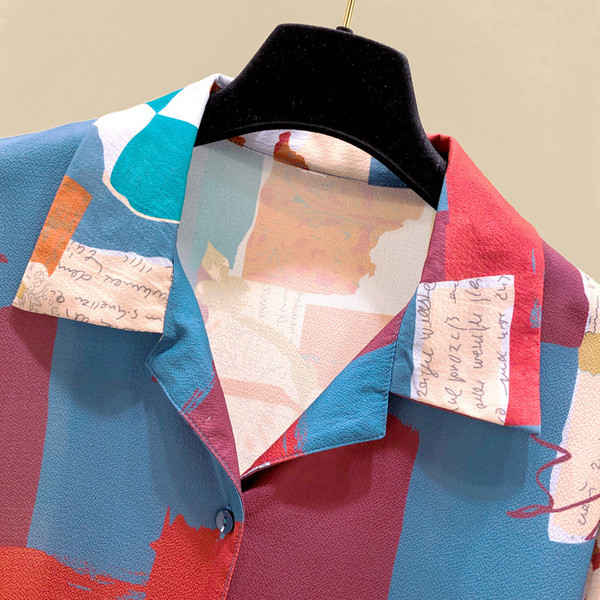 Värviline naiste särk pikkade varrukatega, klassikalise krae ja nööpidega