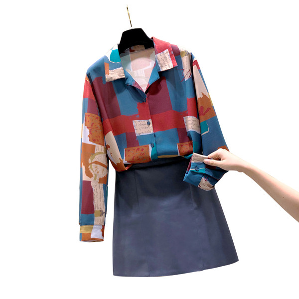 Värviline naiste särk pikkade varrukatega, klassikalise krae ja nööpidega