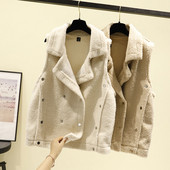 Női pehelymellény gombokkal és zsebekkel