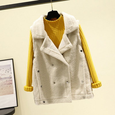 Női pehelymellény gombokkal és zsebekkel