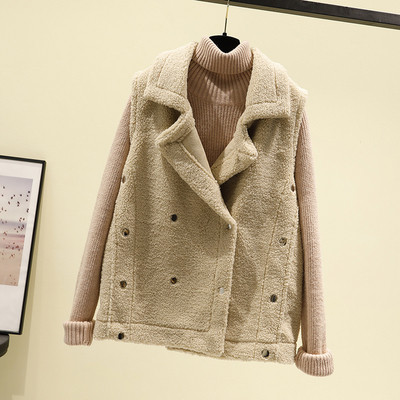 Női pehelymellény gombokkal és zsebekkel