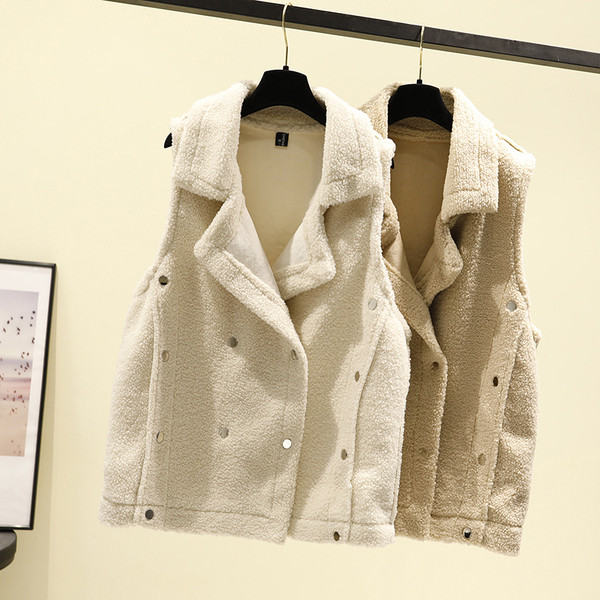 Női pehelymellény gombokkal és zsebekkel