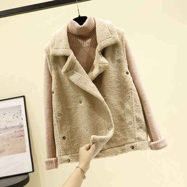 Női pehelymellény gombokkal és zsebekkel