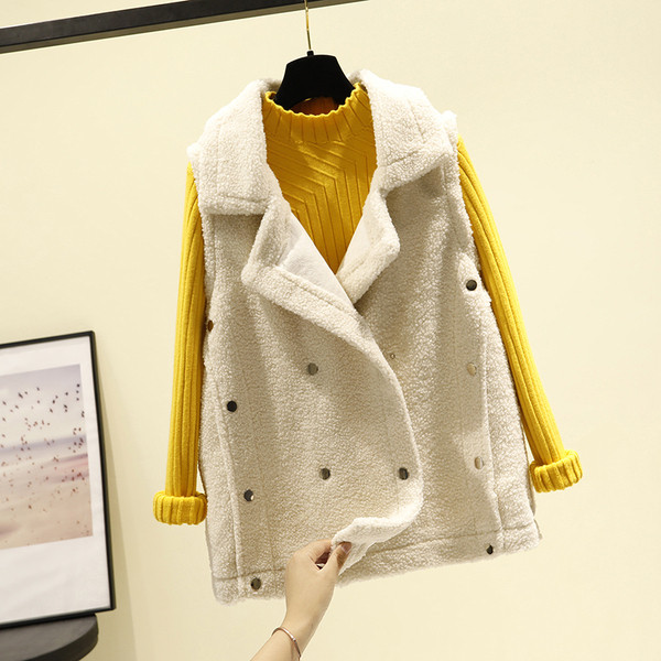 Női pehelymellény gombokkal és zsebekkel