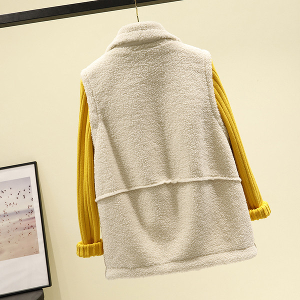 Női pehelymellény gombokkal és zsebekkel