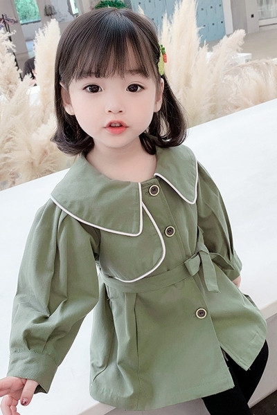 Új modell gyerekkabát övvel és gombokkal lányoknak