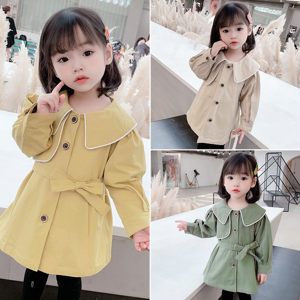 Új modell gyerekkabát övvel és gombokkal lányoknak