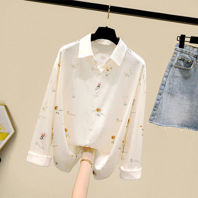 Pikkade varrukatega ja lillemotiividega naiste särk