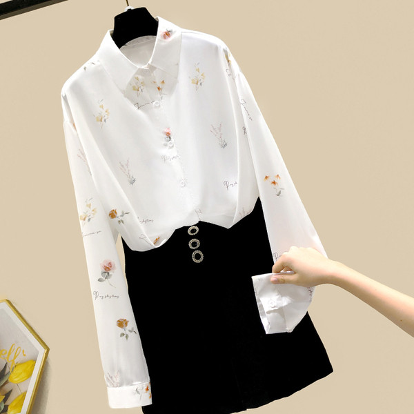 Pikkade varrukatega ja lillemotiividega naiste särk