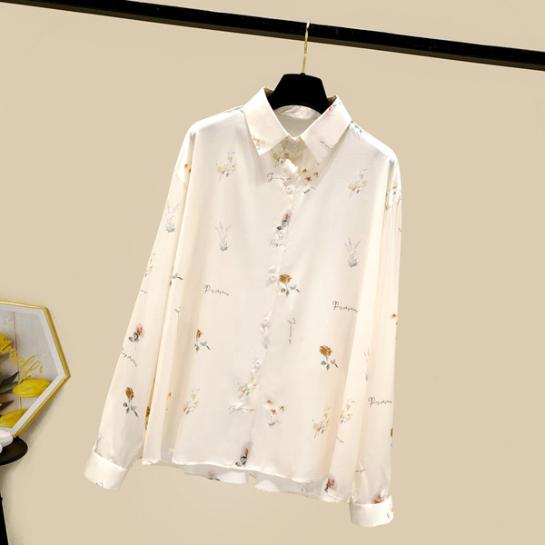 Pikkade varrukatega ja lillemotiividega naiste särk