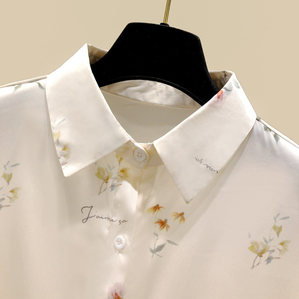 Pikkade varrukatega ja lillemotiividega naiste särk