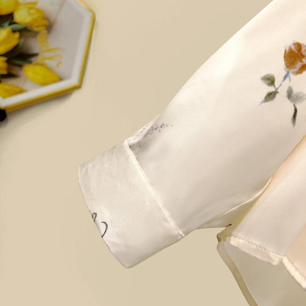 Pikkade varrukatega ja lillemotiividega naiste särk