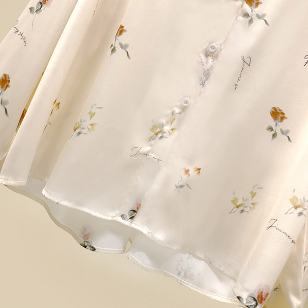 Pikkade varrukatega ja lillemotiividega naiste särk