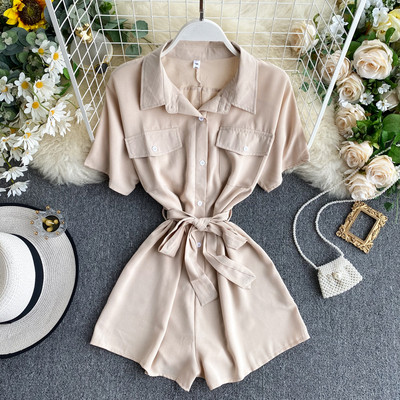 Mūsdienīgs kombinezons ar pogām un jostu