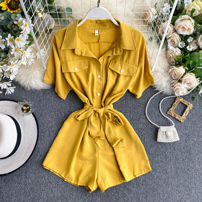 Mūsdienīgs kombinezons ar pogām un jostu