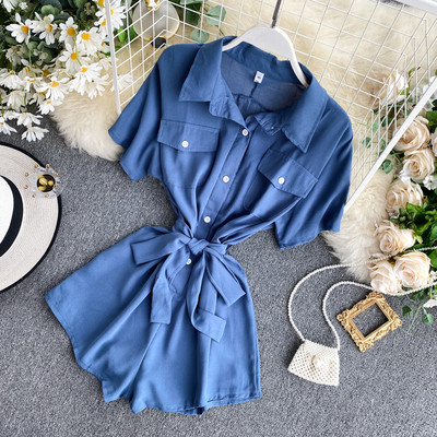 Mūsdienīgs kombinezons ar pogām un jostu