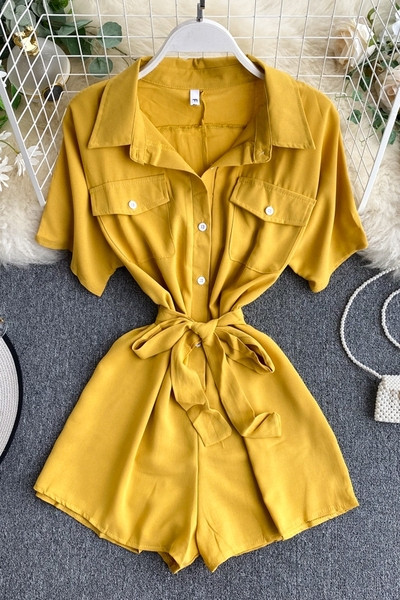 Mūsdienīgs kombinezons ar pogām un jostu