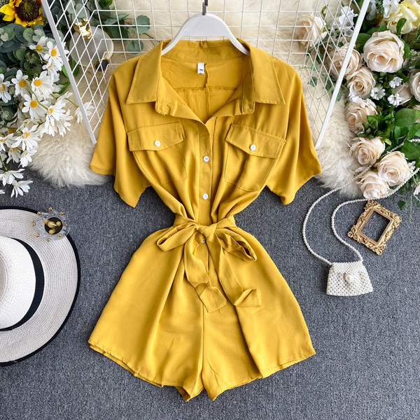 Mūsdienīgs kombinezons ar pogām un jostu