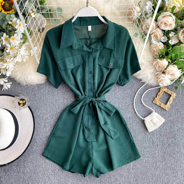 Mūsdienīgs kombinezons ar pogām un jostu