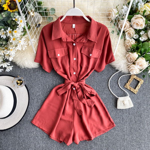 Mūsdienīgs kombinezons ar pogām un jostu