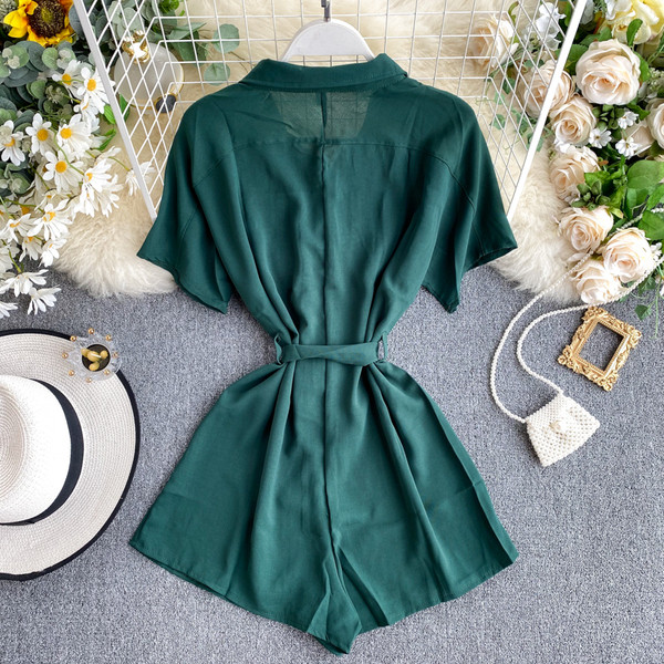 Mūsdienīgs kombinezons ar pogām un jostu