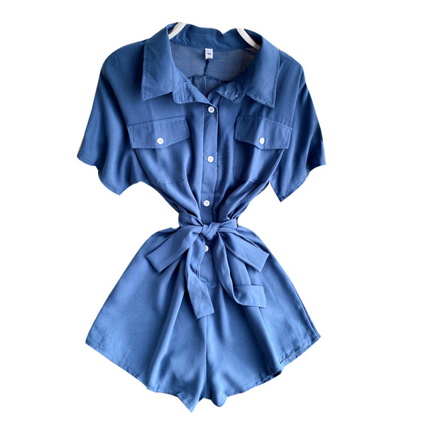 Mūsdienīgs kombinezons ar pogām un jostu