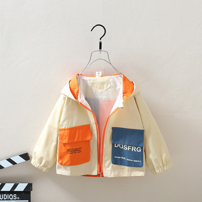 Új modell gyerekkabát felirattal és kapucnival fiúknak