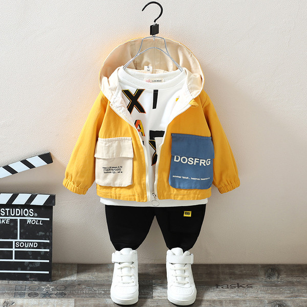 Új modell gyerekkabát felirattal és kapucnival fiúknak